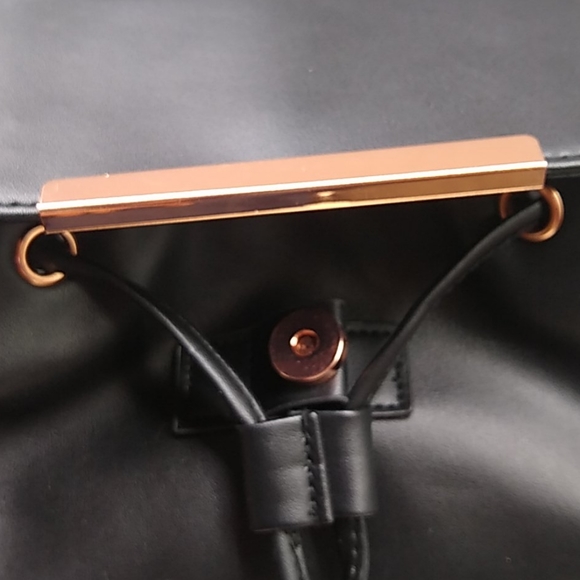 🔴 NWT Black Vinyl Backpack W/Rose Gold Tone - Picture 4 of 8